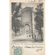 Saint Maximin - La Porte et la façade de la Basilique